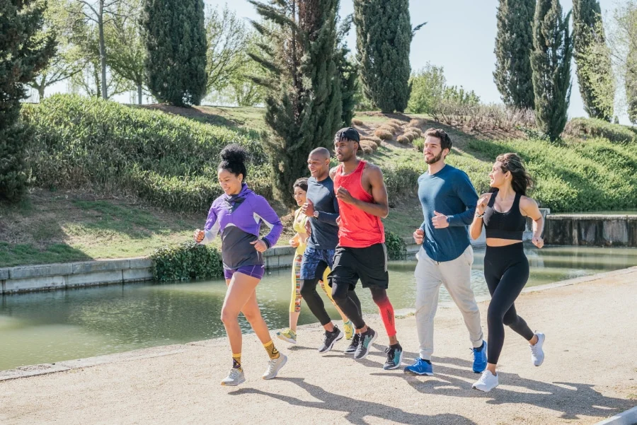 Hardlopers die meedoen aan een ParkRun